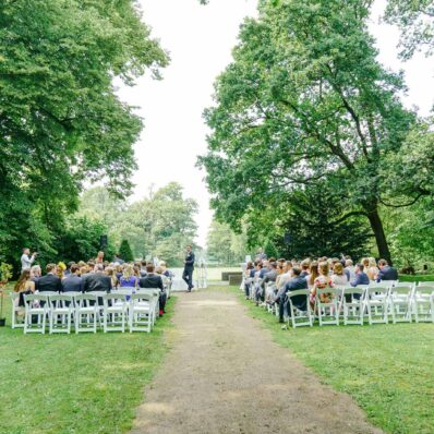 Hochzeitsvideograf filmt Brautpaar Schloss Moyland