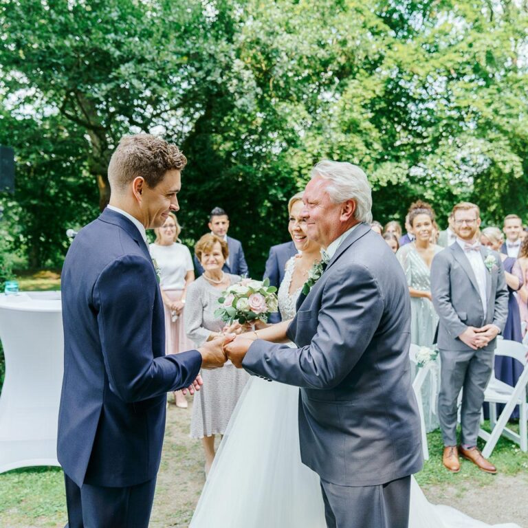 Hochzeitsfeier auf der 200 m² Sommerterrasse Schloss Moyland