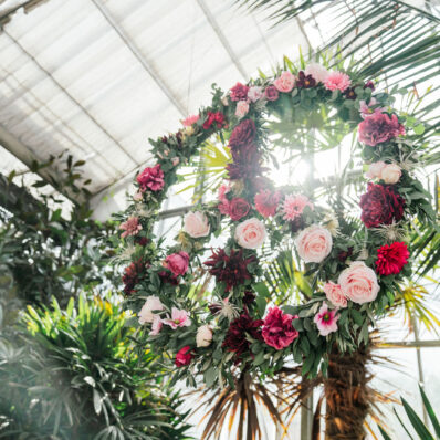Hochzeitsfotografie mit natürlichem Licht in der Blumenhalle Jülich