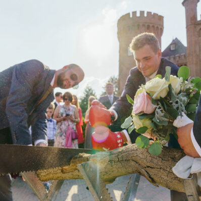 Brautpaar im historischen Kutschenrondell Schloss Moyland