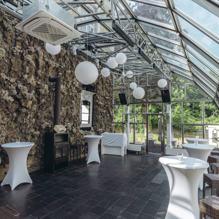 Das Kupferhof Rosental ist eine traumhafte Hochzeitslocation, die mit rustikalem Charme, großzügigen Räumen und romantischen Außenbereichen überzeugt. Perfekt für freie Trauungen, Sektempfänge und stilvolle Feiern.