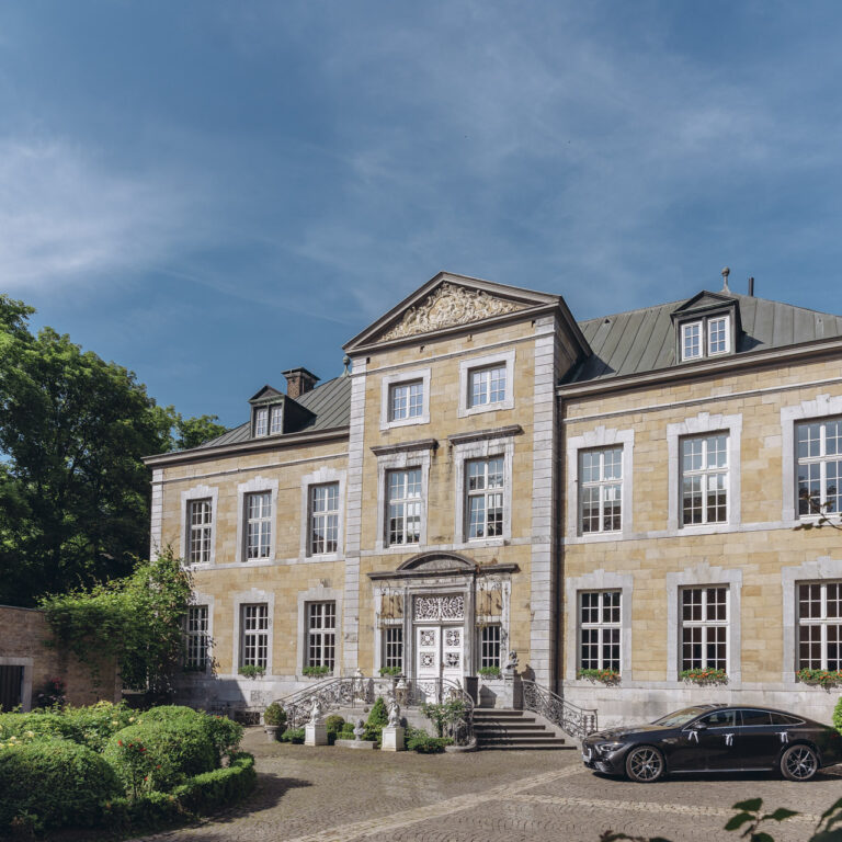 Das Kupferhof Rosental ist eine traumhafte Hochzeitslocation, die mit rustikalem Charme, großzügigen Räumen und romantischen Außenbereichen überzeugt. Perfekt für freie Trauungen, Sektempfänge und stilvolle Feiern.