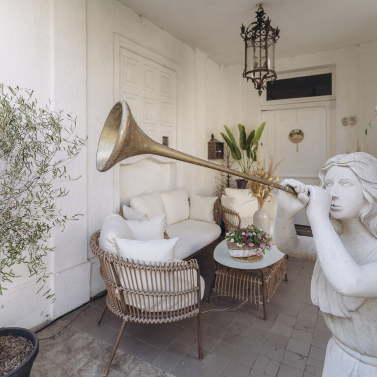 Das Kupferhof Rosental ist eine traumhafte Hochzeitslocation, die mit rustikalem Charme, großzügigen Räumen und romantischen Außenbereichen überzeugt. Perfekt für freie Trauungen, Sektempfänge und stilvolle Feiern.