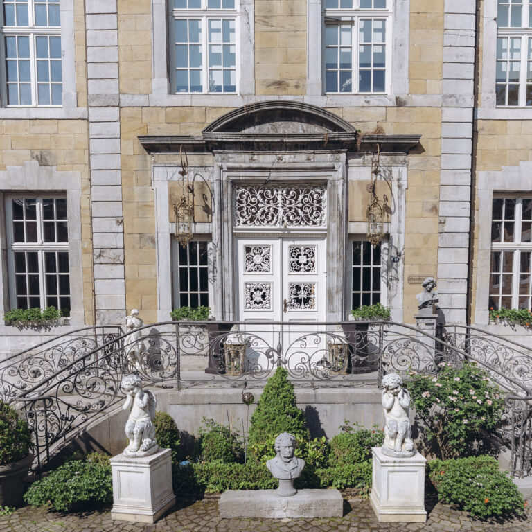 Das Kupferhof Rosental ist eine traumhafte Hochzeitslocation, die mit rustikalem Charme, großzügigen Räumen und romantischen Außenbereichen überzeugt. Perfekt für freie Trauungen, Sektempfänge und stilvolle Feiern.