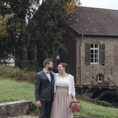 Lachendes Brautpaar – authentische Hochzeitsfotografie Welsche Mühle