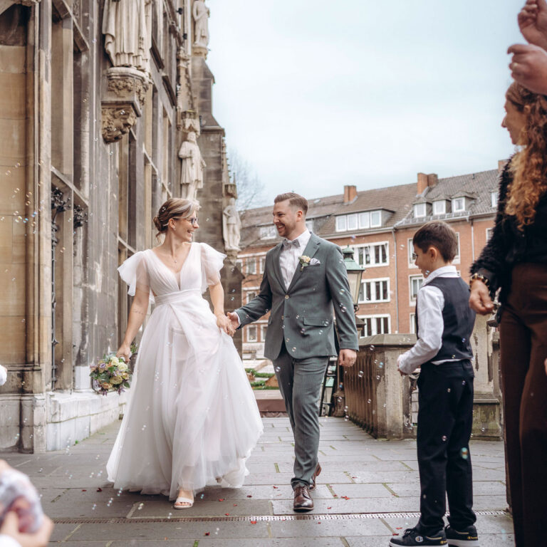 Hochzeitsfotos NRW – Brautpaar am Aachener Marktplatz