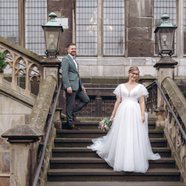 Hochzeitsfotograf Aachen – Brautpaar auf der Rathaustreppe