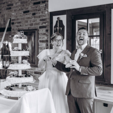 Hochzeitsfotograf Aachen – Brautpaar schneidet Hochzeitstorte an