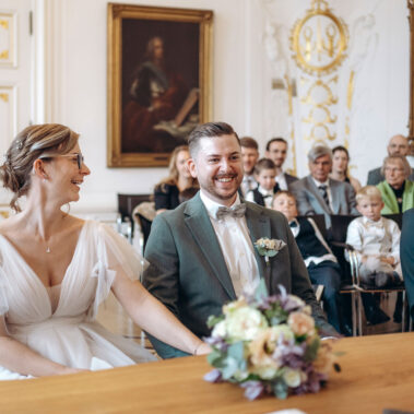 Hochzeitslocation NRW – Goldene Details im Weißen Saal