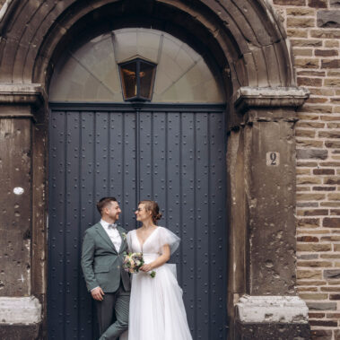 Hochzeitsfilm Aachen – Brautstrauß vor dem Rathaus